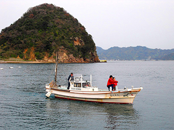 漁師さんと貸切り船で釣り体験や周遊クルージング