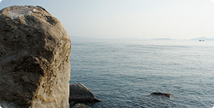大きな岩がある浜辺の写真