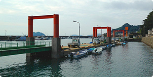 上怒和漁港の浮き桟橋の写真