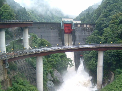 鹿森ダム（放流状況）と青龍橋