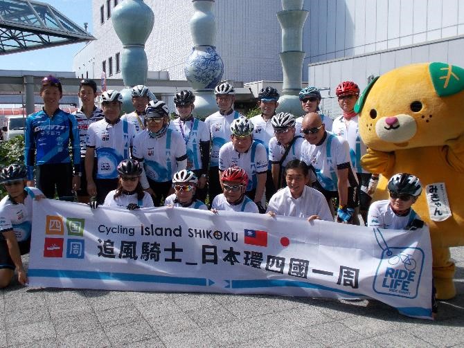 10月3日（木曜日）台湾訪問団による四国一周サイクリングスタートセレモニー（松山空港）の画像