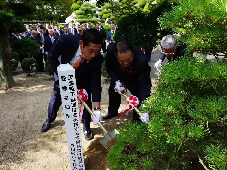 10月8日（火曜日）「天皇陛下御即位を祝賀する愛媛県議会議員の会」とともに記念植樹（県庁本館前）の画像