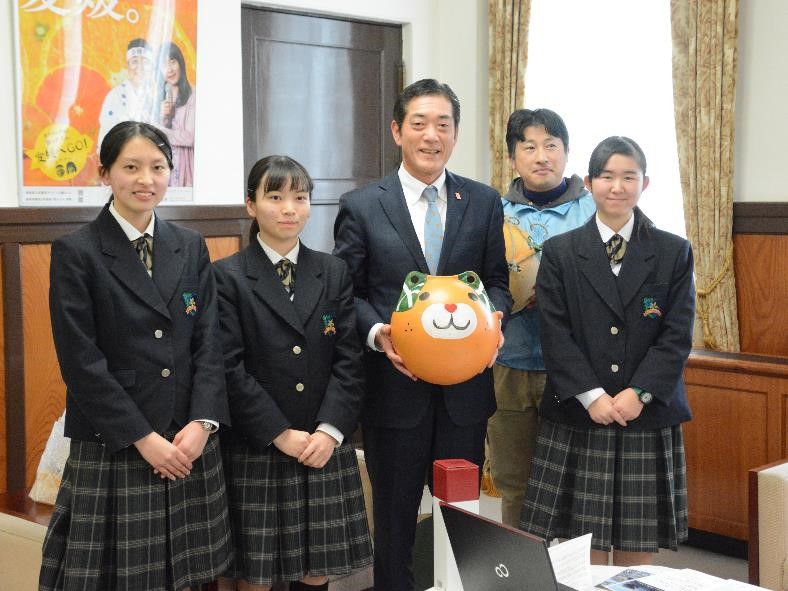 2月18日（火曜日）菓子製造販売会社社長、県立三崎高等学校生徒らの訪問（県庁）の画像