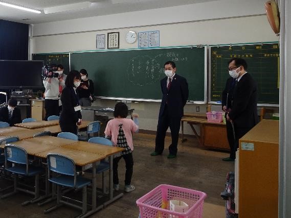 3月19日（木曜日）大学生サポーターを派遣している松山市立桑原小学校視察（松山市）の画像