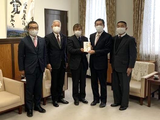 12月18日（金曜日）愛媛県新型コロナウイルス感染症対策応援基金への寄附贈呈式（県庁）の画像