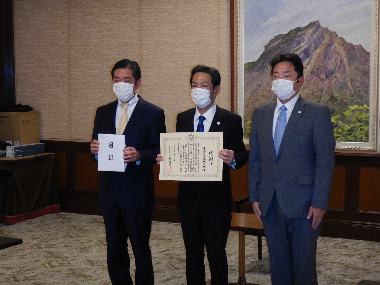 4月23日（金曜日）愛媛県新型コロナウイルス感染症対策応援基金への寄附金及び災害義援金贈呈式（県庁）の画像