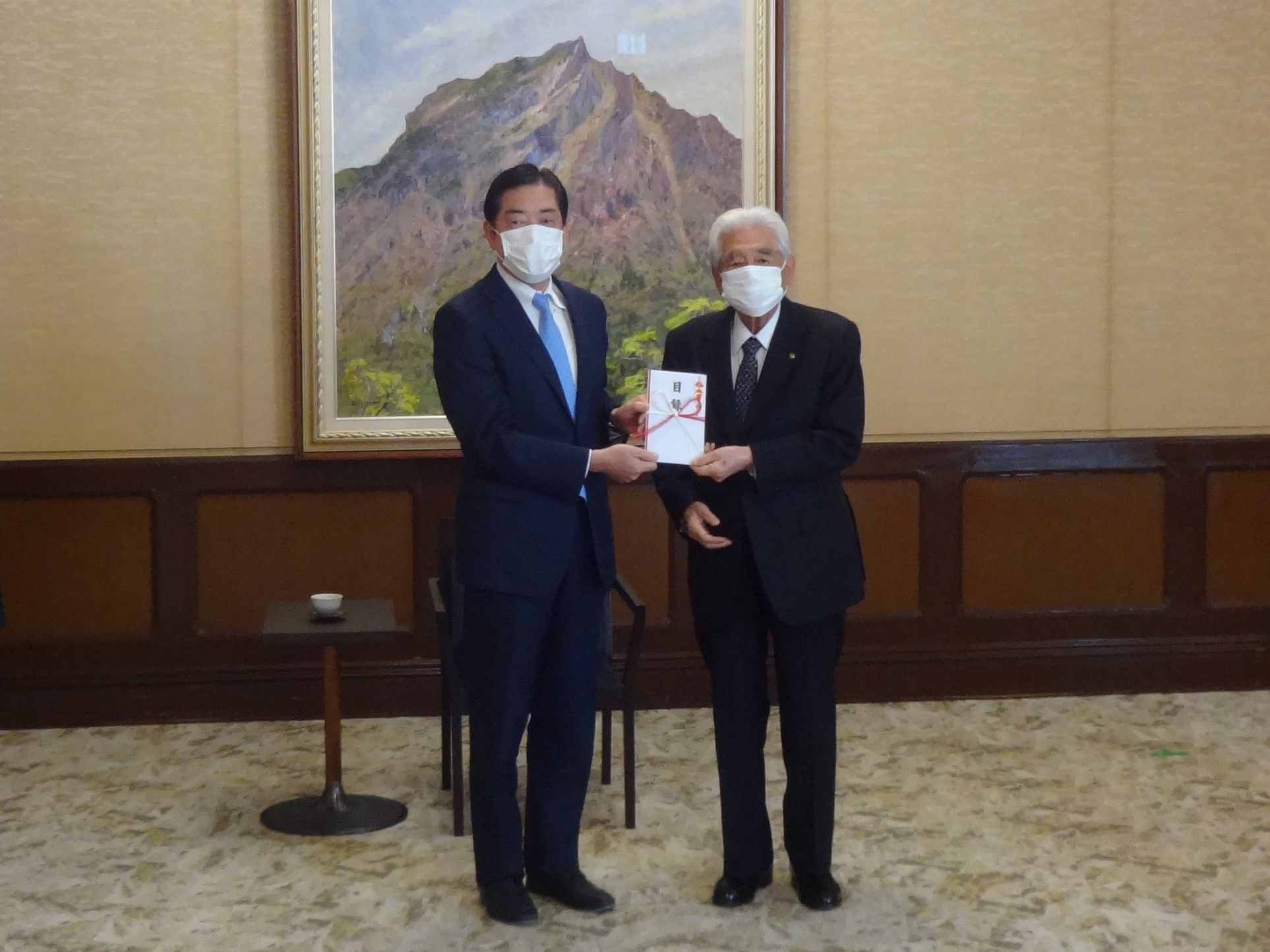 4月28日（水曜日愛媛県新型コロナウイルス感染症対策応援基金への寄附に伴う感謝状贈呈式（県庁）