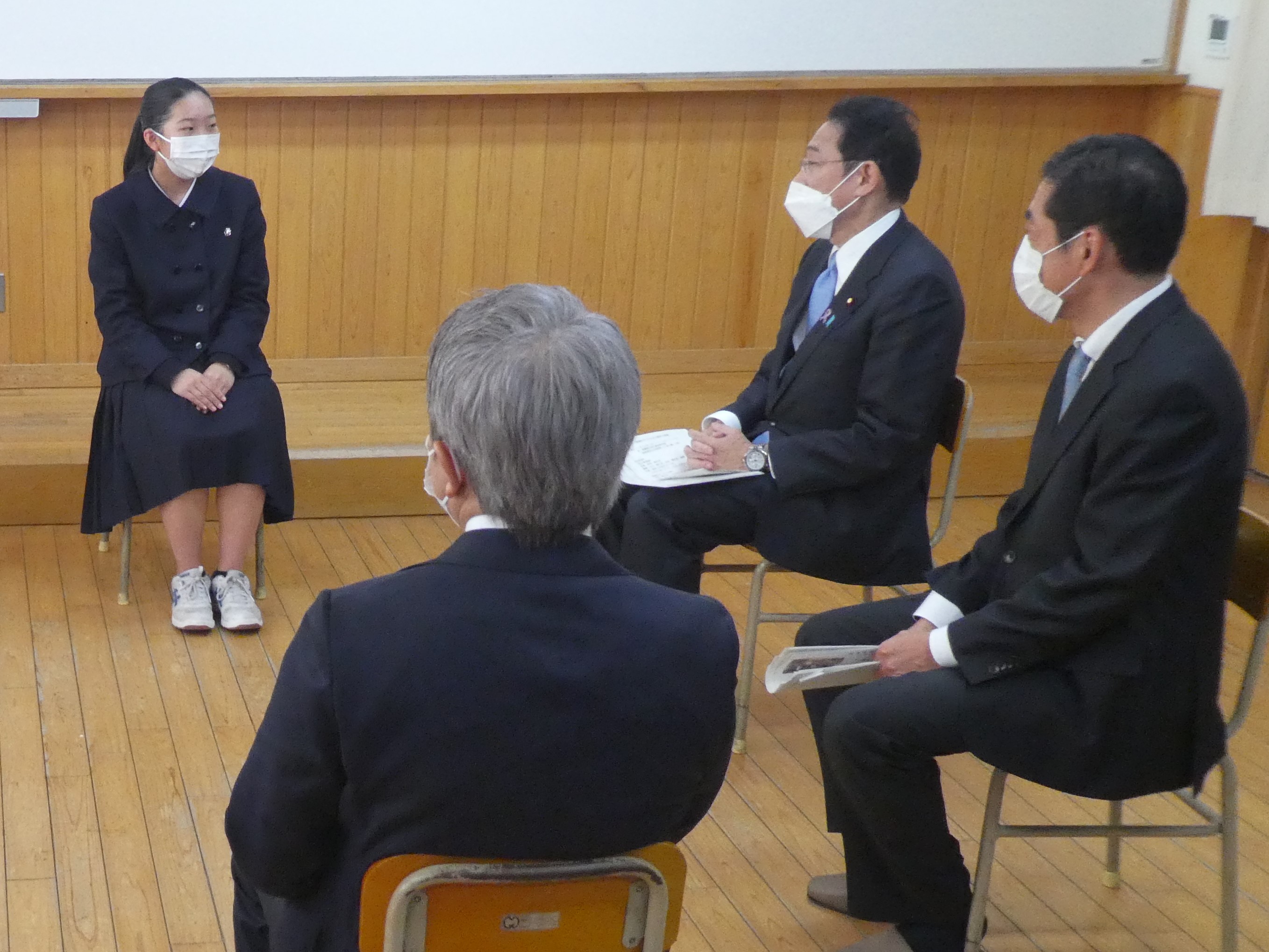 11月20日（土曜日）岸田内閣総理大臣と高校生との車座意見交換会（松山東高等学校）の画像