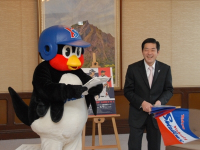 3月4日（金曜日）プロ野球東京ヤクルトスワローズマスコット「つば九郎」の訪問（県庁）の画像