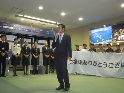 11月21日（木曜日）松山空港発ホノルル行直行チャーター便出発式（松山空港）の画像