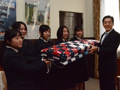2月20日（木曜日）愛媛県立伊予農業高等学校生徒の訪問（伊予かすりを使用した座布団の贈呈）（県庁）の画像