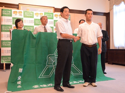 8月1日（金曜日）全国高等学校野球選手権大会出場校に対する愛媛県応援旗贈呈式（県庁）の画像