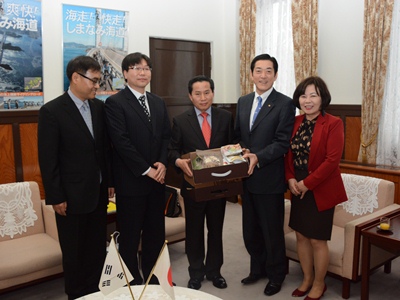 4月9日（木曜日）韓国京畿道農政海洋局長らの訪問（県庁）の画像