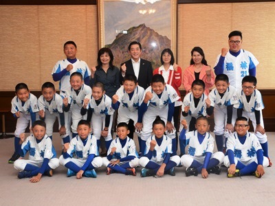 10月28日（金曜日）松山市内の小学生との交流試合に出場する台北市福林小学校野球チーム選手らの訪問（県庁）の画像