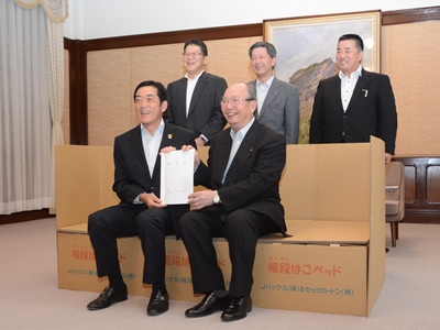 5月11日（木曜日）西日本段ボール工業組合との災害時における段ボール製品の調達に関する協定締結式（県庁）の画像
