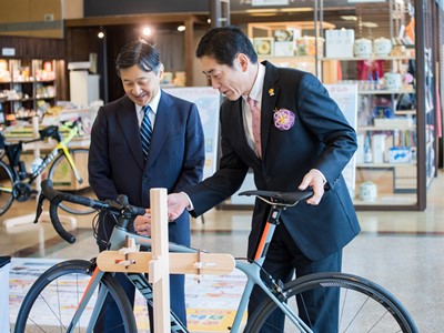 10月29日（日曜日）皇太子殿下へ県自転車新文化推進施策御説明（今治市）の画像