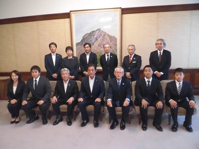 10月9日（火曜日）全日本大学対抗テニス王座決定試合関係者らの訪問（県庁）の画像
