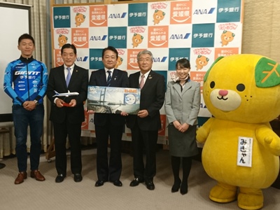 12月18日（火曜日）全日本空輸株式会社に機内での本県サイクリングPR用動画贈呈（県庁）の画像