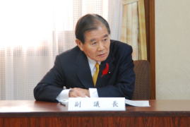 記者会見を行う竹田副議長の画像