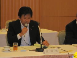 審議を行う愛媛県議会議長の画像