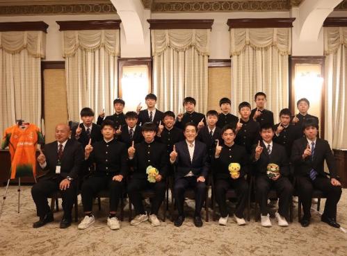 12月18日（月曜日）全日本ジュニアラグビーフットボール大会に出場の愛媛県選抜チーム選手・監督らの訪問（県庁）