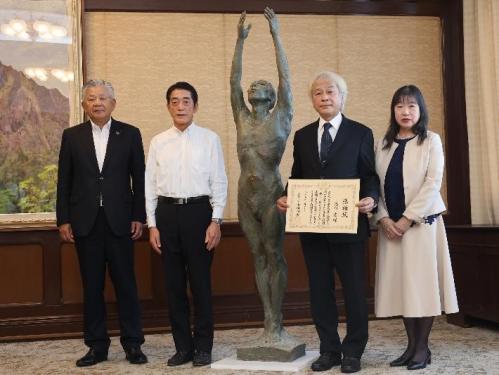 10月25日（水曜日）彫刻家 池川直氏からの作品の寄附に対する感謝状贈呈式（県庁）