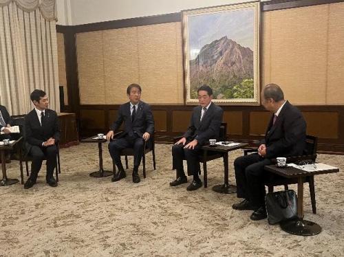 11月8日(土曜日)環境大臣兼内閣府特命担当大臣(原子力防災)、伊方町長らの訪問(県庁)