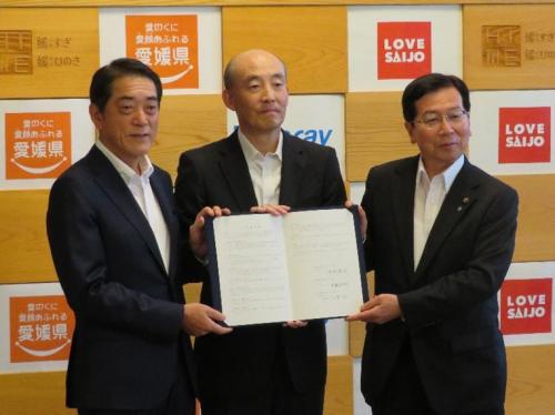 11月20日(木曜日)株式会社クラレ及び西条市との生産拠点増設に係る立地協定書調印式(県庁)