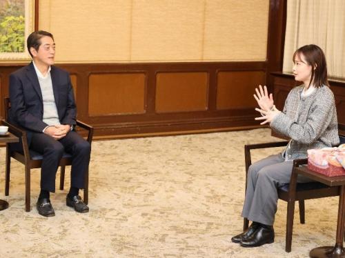 11月28日(金曜日)元県スポーツ専門員 郷亜里砂氏らの訪問(県庁)