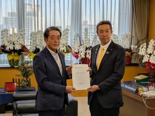 12月11日(木曜日)全国知事会地方創生・日本創造本部長として「地方創生・日本創造への提言」について要請(内閣府特命担当大臣(地方創生)兼地域未来戦略担当大臣)(東京都)