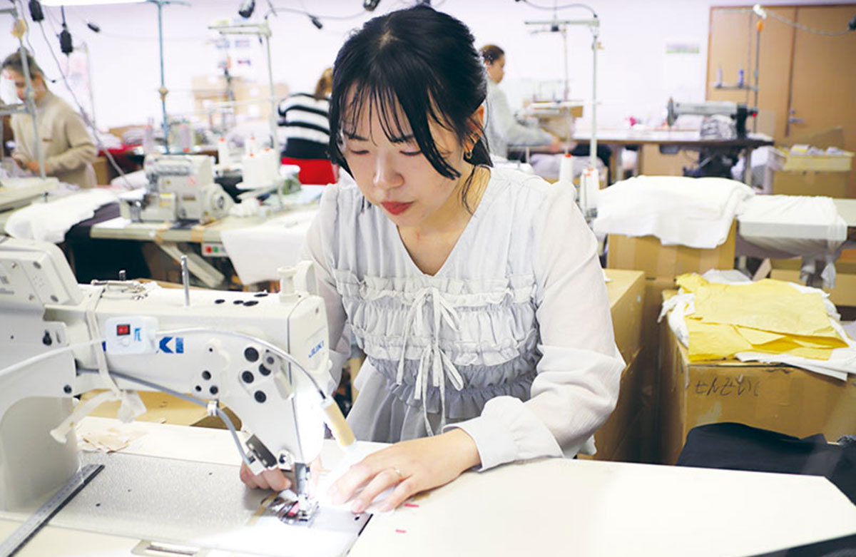 縫製作業に取り組む修了生