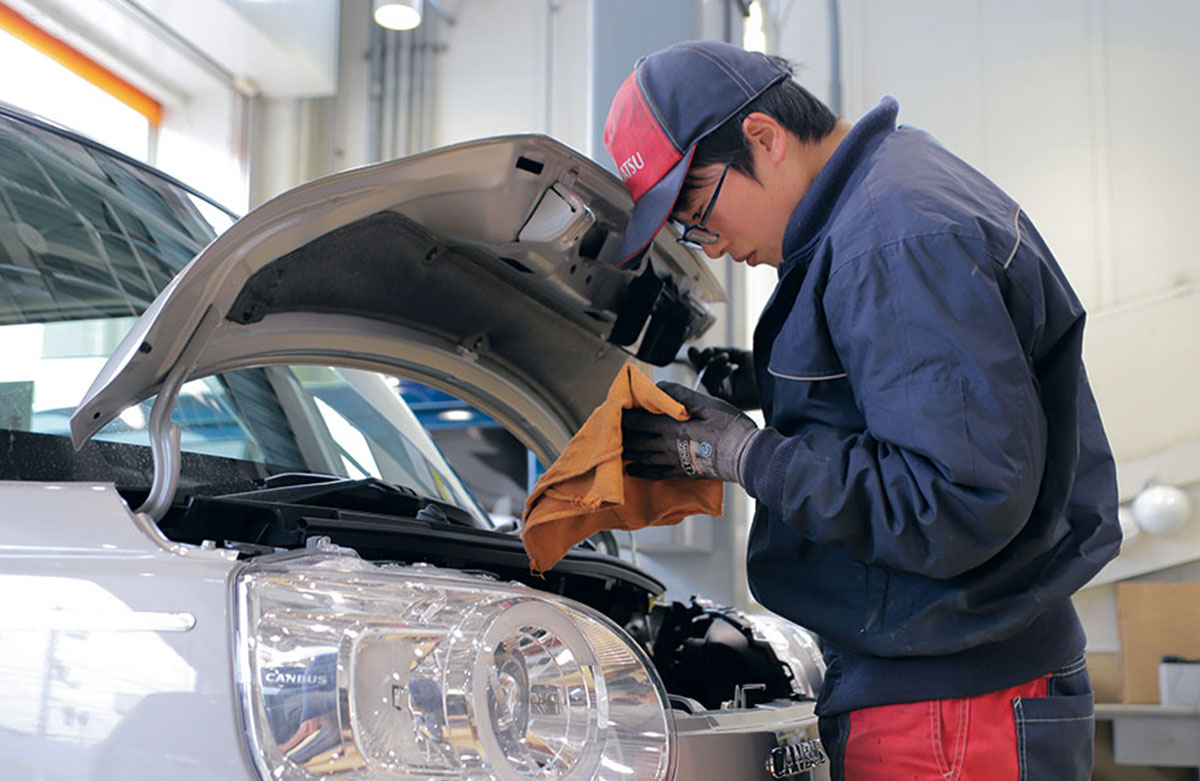 自動車整備に取り組む修了生