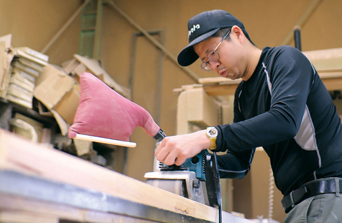 木工作業に取り組む修了生