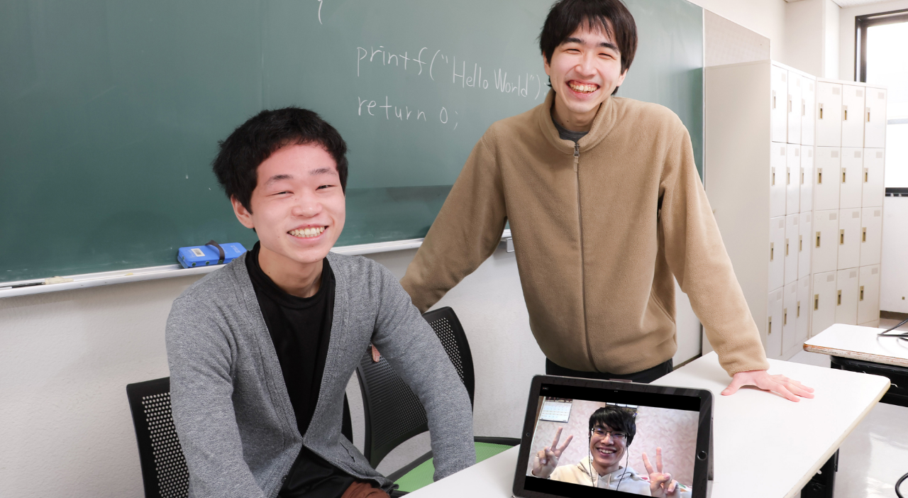 河原電子ビジネス専門学校 佐藤さん・藤原さん・上口さんの写真