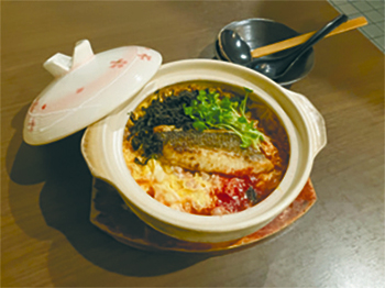 真っ赤に染まるトマたま鯛雑炊