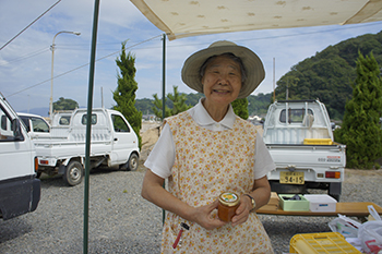 Nishi no Ya guesthouse jam making (Futagamijima Island)