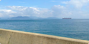 海岸線から広島県の呉市の写真