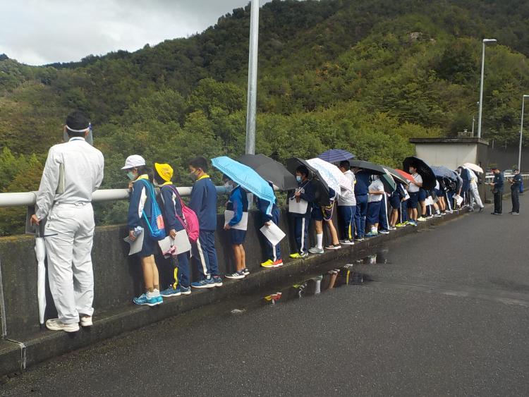 ダム放流の見学の画像