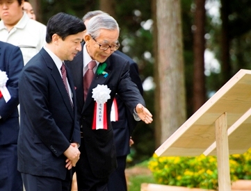 加戸知事から説明を受けられる皇太子殿下の画像