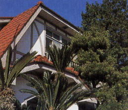 腰折様式の赤い屋根の画像