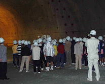 トンネル内において、坑内を見学の画像