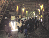 トンネル内で施工方法等について説明の画像
