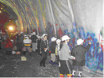 トンネル坑内に設置された防水シートに各自好きなテーマで記念の落書きの画像