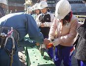 橋梁鋼材のボルト締めを体験の画像