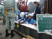 ​橋梁鋼材のボルト締めを体験の画像