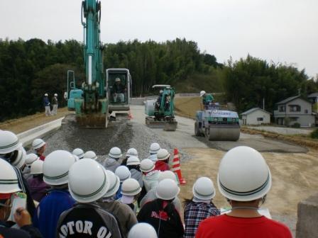 工事に使用する建設機械の紹介の画像