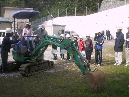 建設機械の乗車体験の画像