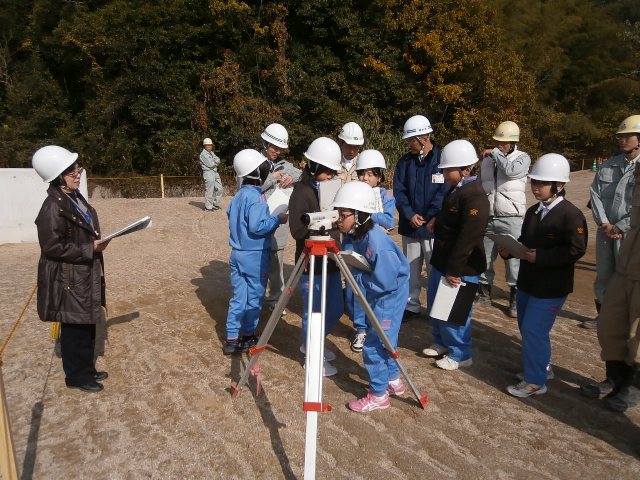 測量機器を使用した測量体験の画像