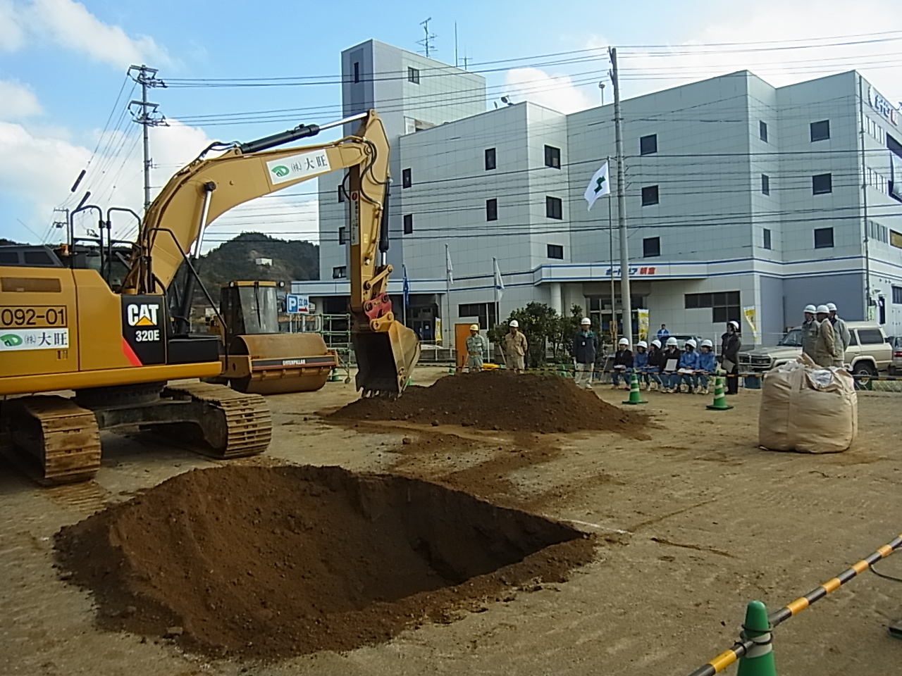 工事に使用する建設機械の実演の画像