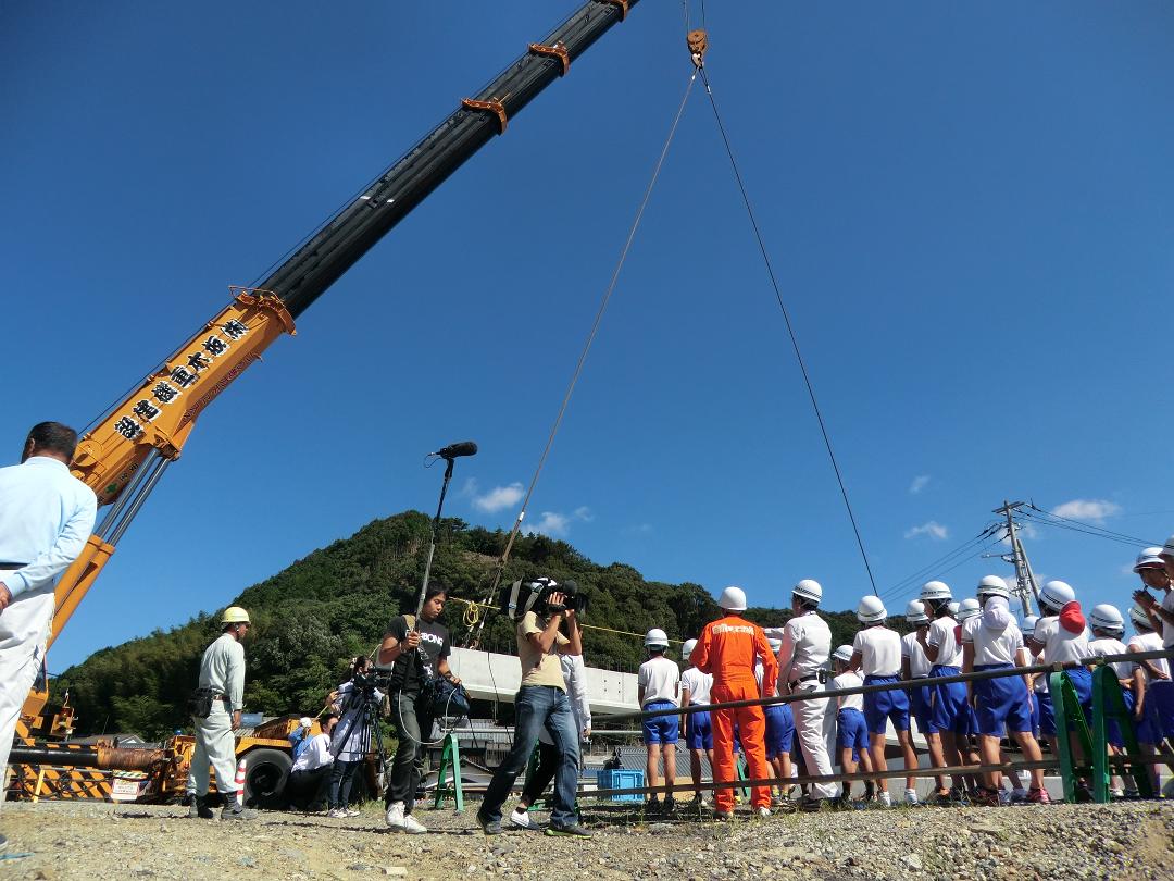 桁の架設状況を見学の画像